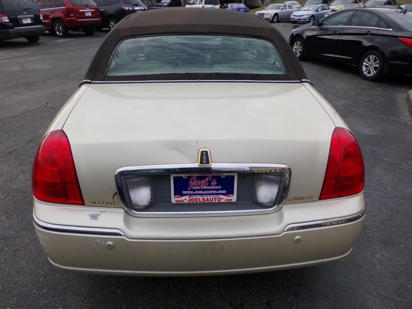 2003 Tan Lincoln Town Car (1LNHM83WX3Y) , located at 5700 Curlew Drive, Norfolk, VA, 23502, (757) 455-6330, 36.841885, -76.209412 - Photo#12